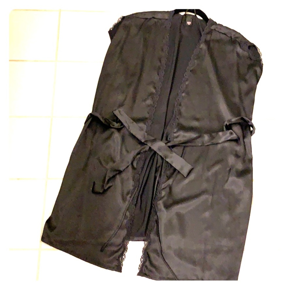 VICTORIA’S SECRET BLACK SATIN/LACE TRIM ROBE M/L ❤️
